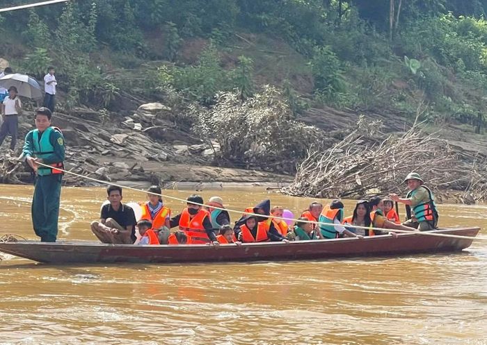  Gần 1 tháng nay, Công an xã Yên Hòa dùng thuyền chở học sinh qua sông đến trường 