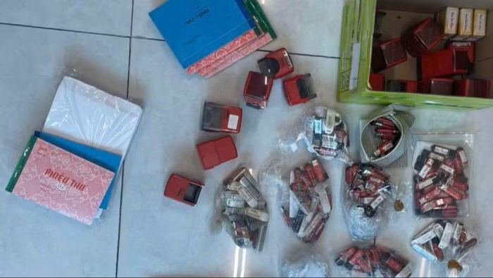 Nhiều con dấu thu được trong lúc khám xét nơi ở và nơi làm việc của Hiền cùng các đối tượng liên quan