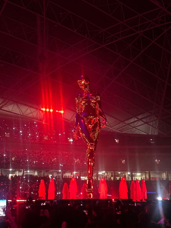 The Weeknd cùng bức tượng vàng khổng lồ trở thành tâm điểm.