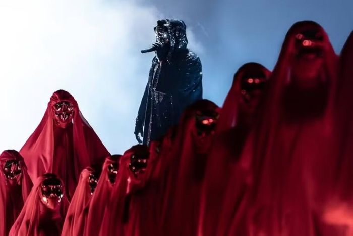 The Weeknd và vũ đoàn gợi nhớ đến Doctor Doom và nhóm Tứ kỵ sĩ khải huyền sắp ra rạp.