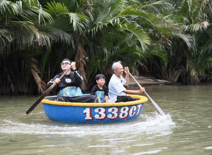 Huy R và bé Đậu trải nghiệm thuyền thúng