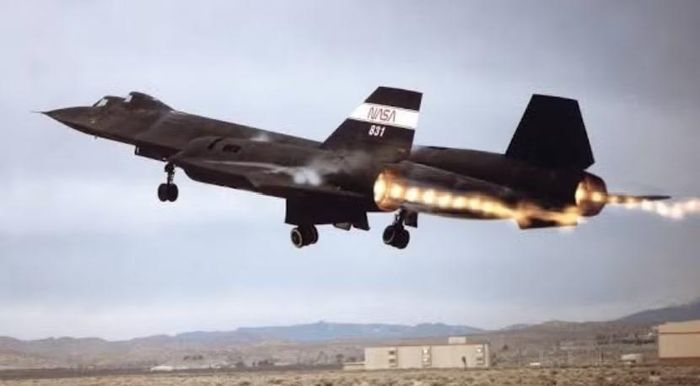 SR-71 không đơn giản là một máy bay bay nhanh. Nó là một trinh sát cơ được xây dựng quanh ý tưởng rằng tốc độ có thể trở thành lớp phòng thủ cuối cùng.
