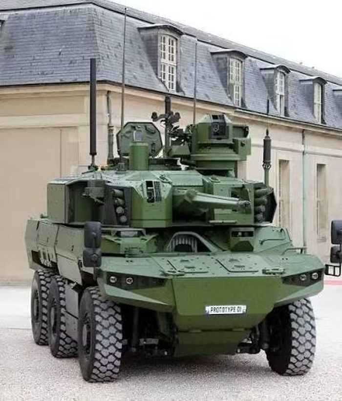 Cần nhắc lại, vào tháng 9/2020, Bộ Quốc phòng Pháp đã đặt mua 42 xe bọc thép trinh sát Jaguar đầu tiên thuộc phiên bản cũ. Tổng cộng, Quân đội Pháp dự kiến ​​sẽ nhận được 300 chiếc Jaguar với nhiều biến thể vào năm 2030.