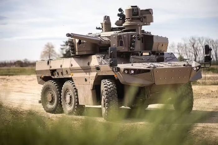 Tháp pháo T40 số hóa của thiết giáp trinh sát Jaguar được thiết kế và sản xuất bởi Công ty KNDS, kết hợp pháo 40 mm tốc độ cao và tên lửa chống tăng Akeron MP, loại đạn dẫn đường này có thể bắn trúng mục tiêu ở cả cự ly gần và xa, tối đa lên đến 4.000 m.
