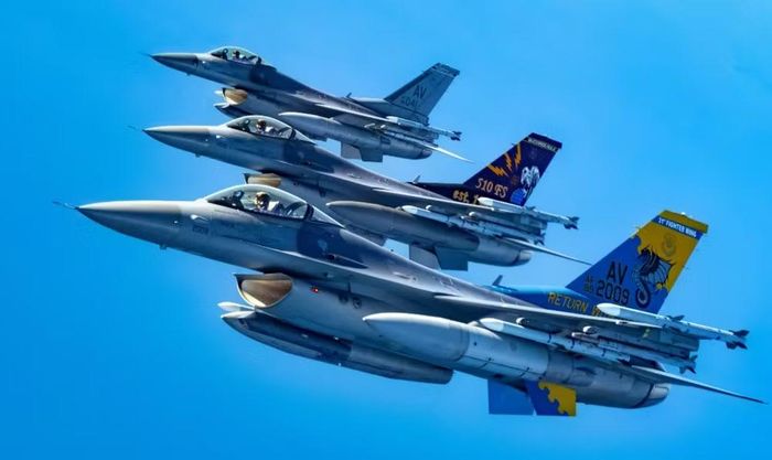 Khác với radar cơ khí truyền thống phải dùng cơ cấu chuyển động để quét không gian, radar AESA sử dụng nhiều phần tử phát - thu độc lập.