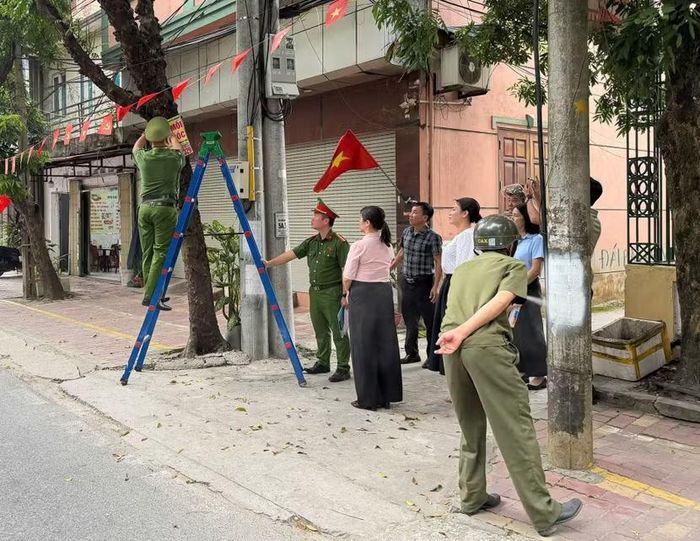 Hạ bỏ, bóc gỡ các biển quảng cáo không đúng quy định