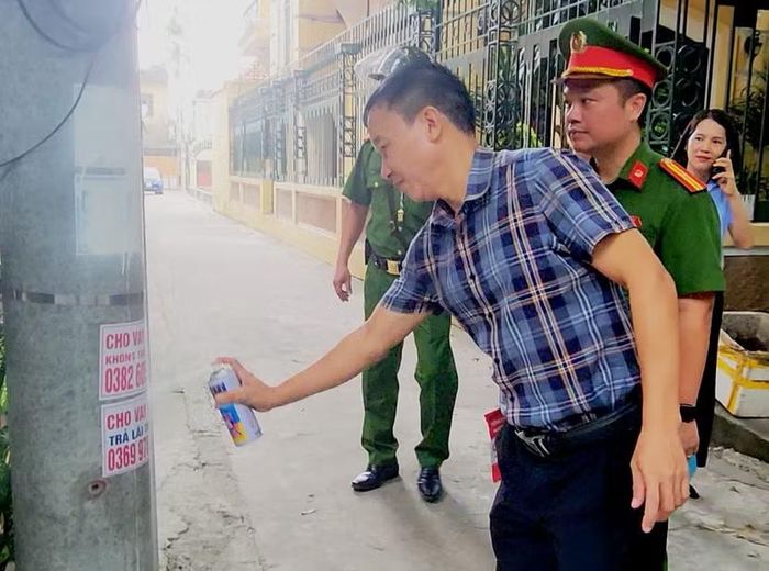 Sơn xóa biển bảng quảng cáo rao vặt không đúng quy định