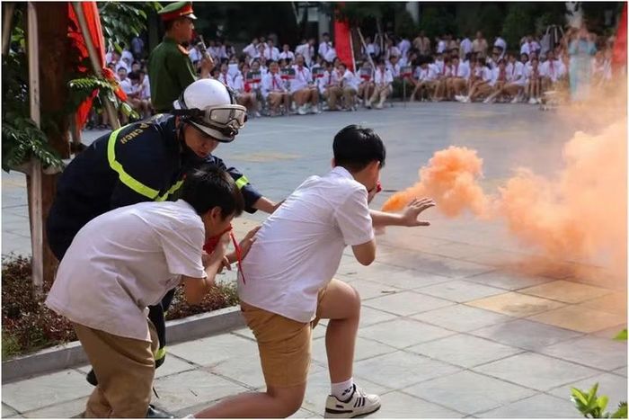 Hình ảnh lực lượng Cảnh sát PCCC&CNCH hướng dẫn cán bộ, nhân viên và học sinh tại nhà trường kỹ năng thoát nạn khi có sự cố xảy ra