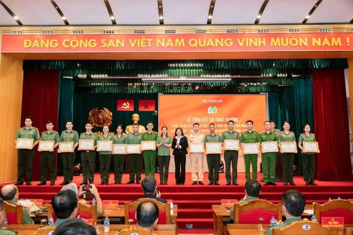 Ban Tổ chức trao Bằng khen cho các thí sinh đoạt giải Nhất và giải A của hai cuộc thi