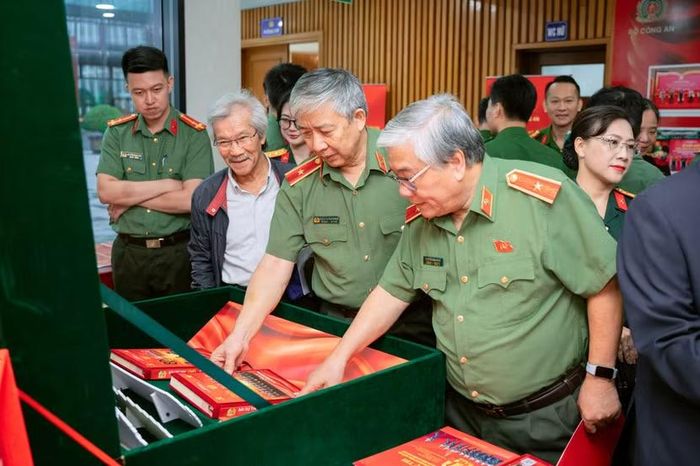 Các đại biểu tham quan triển lãm tại buổi lễ
