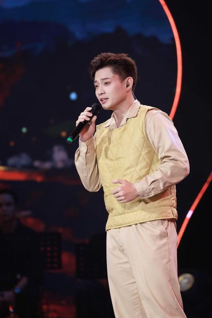 Nguyễn Xuân Dũng thể hiện liên khúc “Áo mùa đông” và “Hướng về Hà Nội” trong đêm thi