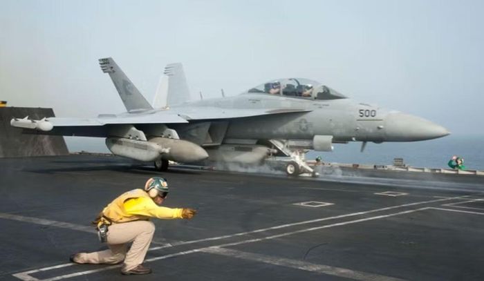 Máy bay tác chiến điện tử EA-18G Growler được thiết kế đặc biệt cho nhiệm vụ này. Với hệ thống thu nhận tín hiệu AN/ALQ-218 cùng các thiết bị tác chiến điện tử khác, Growler có thể phát hiện và phân tích các nguồn phát xạ điện từ.