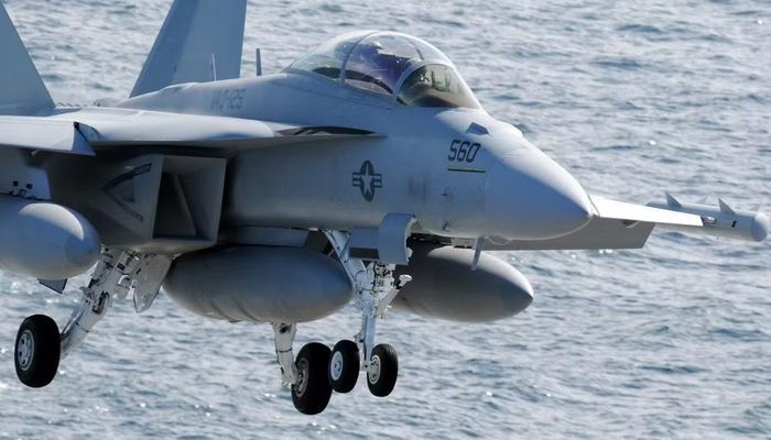 Máy bay tác chiến điện tử EA-18G Growler có thể thu nhận tín hiệu, xác định mối đe dọa, gây nhiễu và phối hợp với những máy bay mang vũ khí chống radar. Khi cần, chính Growler cũng có thể mang AGM-88 HARM theo cấu hình tác chiến phù hợp.