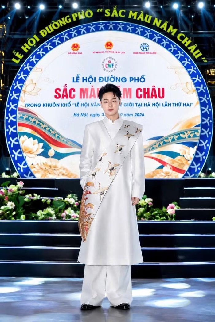 Lê Tiến Đạt trình diễn và đảm nhận vai trò Đại sứ của bộ sưu tập "Ngọc Hạc Vương Uyển"