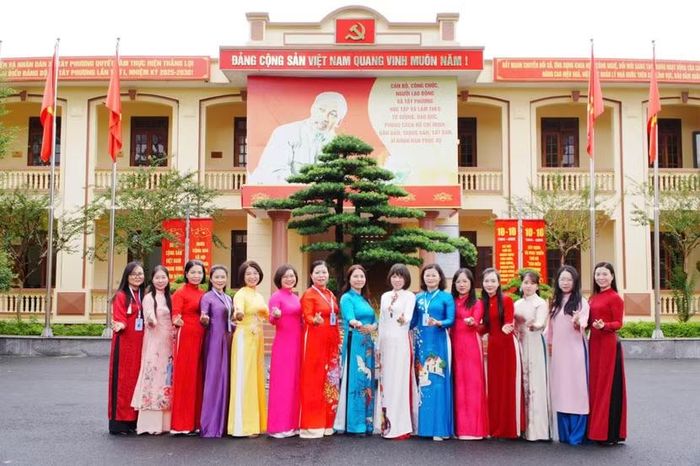 Phụ nữ xã Tây Phương rạng ngời trong áo dài Việt Nam