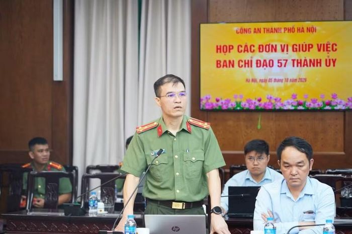 Thượng tá Dương Minh Tuyến, Phó Trưởng phòng Tham mưu CATP báo cáo các nội dung trọng tâm tại cuộc họp.