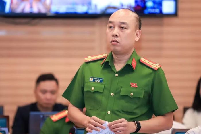 Đại tá Nguyễn Đức Long trả lời nhiều câu hỏi về công tác đấu tranh với tội phạm ma túy, kinh tế, môi trường...