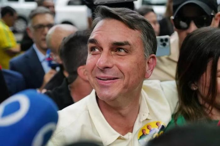Ông Bolsonaro tại điểm bỏ phiếu ở Rio de Janeiro ngày 4-10-2026