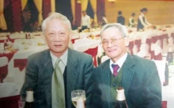 Danh thủ Lưu Đình Tòng (bên phải) và người bạn vong niên Vũ Quang Minh (thân phụ tiền vệ tài hoa một thời của Công an Hà Nội Vũ Minh Hiếu)