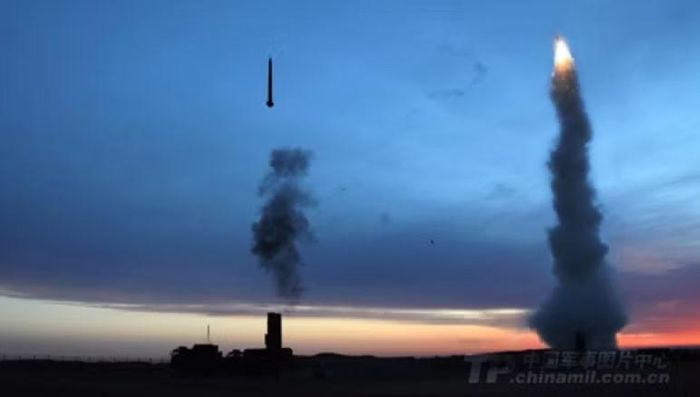 HQ-9BE là biến thể xuất khẩu mới của dòng HQ-9. Hệ thống sử dụng tên lửa nhiên liệu rắn 2 tầng, kết hợp dẫn đường quán tính, hiệu chỉnh lệnh và radar chủ động ở giai đoạn cuối. Tên lửa có tốc độ tối đa khoảng Mach 4-4,2.