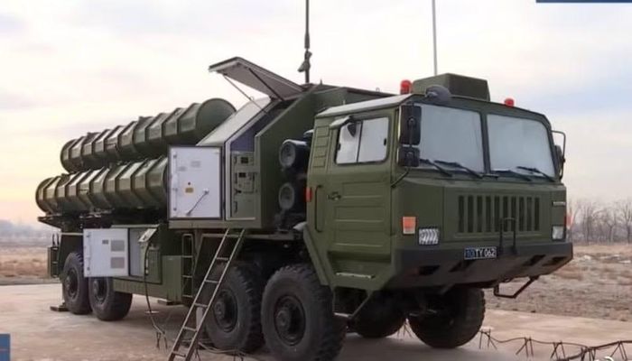 Ít nhất 2 bệ phóng cơ động HQ-9BE từng xuất hiện tại Azerbaijan trước cuộc duyệt binh năm 2025. Tuy nhiên, chưa rõ Baku đã nhận tổng cộng bao nhiêu bệ phóng, tên lửa dự trữ và các thành phần radar, chỉ huy đi kèm.