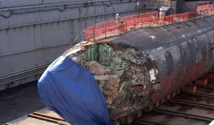 Hình ảnh USS Connecticut sau tai nạn cho thấy phần mũi bị hư hại nặng, làm lộ khu vực vốn được che phủ bởi cấu trúc bảo vệ sonar.