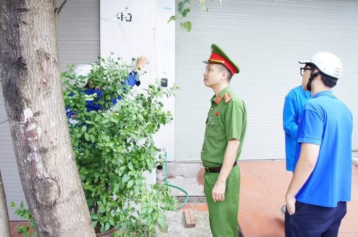 Cùng với lực lượng Công an, cán bộ cơ sở, các tổ dân phố, Đoàn Thanh niên, Hội Phụ nữ và người dân trên địa bàn được huy động tham gia rà soát, bóc dỡ, làm sạch các điểm quảng cáo, rao vặt