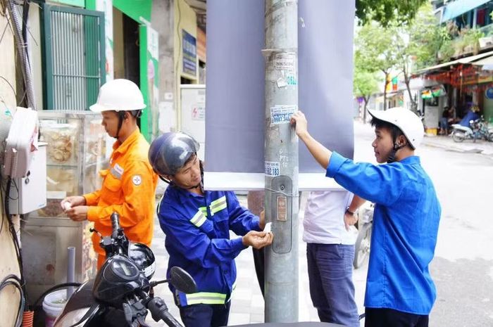 Từ sự chủ động của lực lượng Công an đến sự chung tay của cán bộ cơ sở và Nhân dân, những tuyến phố trên địa bàn phường Phú Thượng đang từng bước trở nên sạch đẹp, trật tự hơn, góp phần xây dựng địa bàn sáng – xanh – sạch – đẹp, văn minh và an toàn