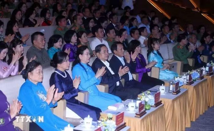 Đồng chí Trần Thanh Mẫn, Ủy viên Bộ Chính trị, Chủ tịch Quốc hội và Đại tướng Lương Tam Quang, Uỷ viên Bộ Chính trị, Bộ trưởng Bộ Công an, cùng các đại biểu dự chương trình (Ảnh: Phạm Kiên/TTXVN)