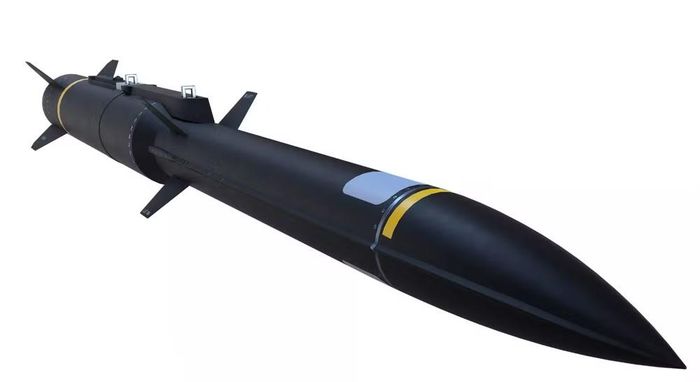 Washington đồng thời đặt mục tiêu mua hơn 12.000 tên lửa Blackbeard trong 5 năm, nếu chương trình đáp ứng các yêu cầu thử nghiệm và xác nhận năng lực. Đây là dấu hiệu cho thấy, Mỹ muốn bổ sung vào kho vũ khí một lớp đạn tấn công có thể sản xuất với số lượng lớn, thay vì chỉ tập trung vào các hệ thống siêu thanh đắt tiền và phức tạp.
