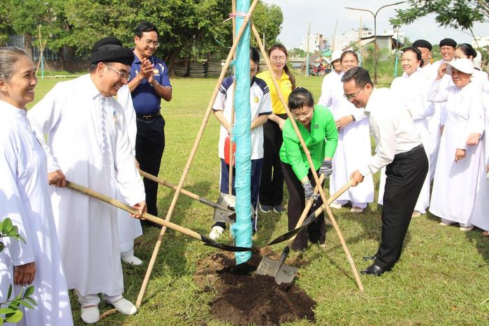 Lãnh đạo Mặt trận TPHCM và Hội thánh Cao Đài Tòa Thánh Tây Ninh tại TPHCM trồng cây xanh tại “Vườn cây Đại đoàn kết” (Công viên Đặng Thùy Trâm, phường Bình Lợi Trung). Ảnh: QĐ.