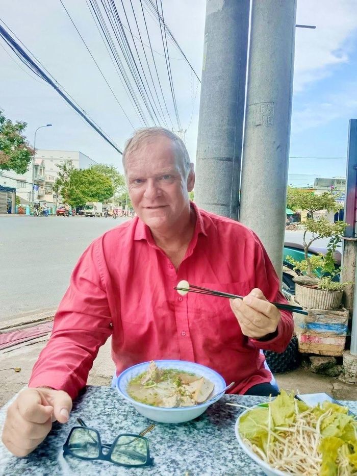 Ông Danny du ngoạn các điểm đến gần nơi sinh sống trước. Trong ảnh, ông đi chợ Gò Công và thưởng thức hủ tiếu Mỹ Tho.