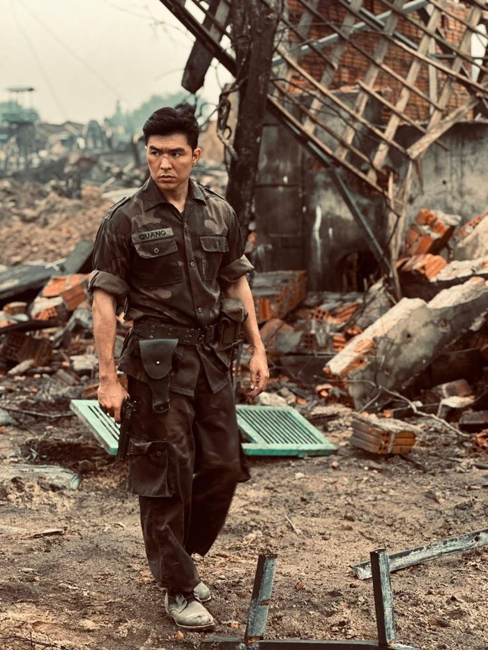 Trong Mưa đỏ, Steven Nguyễn đảm nhận vai Quang. Ngoài diễn xuất tròn vai, anh còn được chú ý nhờ ngoại hình điển trai và hình thể săn chắc. Khi bom tấn của Đặng Thái Huyền phát hành, tên tuổi của Steven Nguyễn vụt sáng. Anh trở thành gương mặt được săn đón của nhiều nhà làm phim, nhãn hàng và thương hiệu mỹ phẩm. Steven Nguyễn "một bước thành sao", nhanh chóng thu hút lượng fan đông đảo trên các nền tảng mạng xã hội.