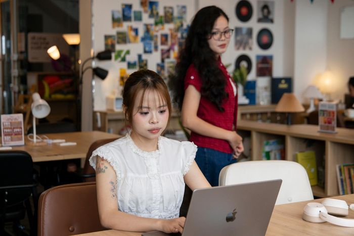 Những nhân viên sử dụng AI bắt đầu đảm nhận ngày càng nhiều nhiệm vụ vốn thuộc phạm vi công việc của người khác. Ảnh minh họa: Phương Lâm.