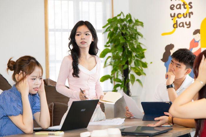Việc làm thay phần việc của nhau đôi lúc khiến quan hệ giữa đồng nghiệp trở nên căng thẳng. Ảnh minh họa: Phương Lâm.