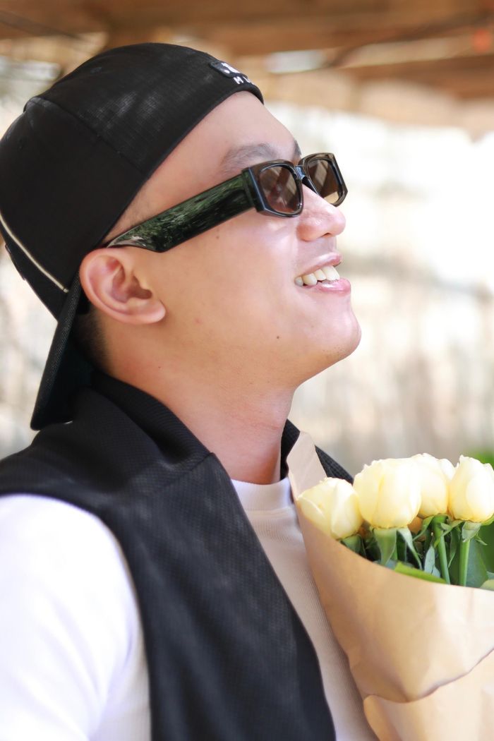 Trước đây Đại chỉ thiết kế, giờ anh làm thêm cả ảnh quảng cáo bằng công cụ AI. Ảnh: NVCC.