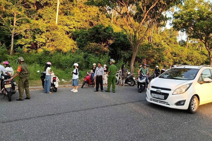  Công an phường Sơn Trà phối hợp các lực lượng xử lý một số người dân, du khách dừng, đỗ phương tiện dưới lòng đường để tham quan hoặc cho khỉ ăn trên bán đảo Sơn Trà. Ảnh: Công an cung cấp. 