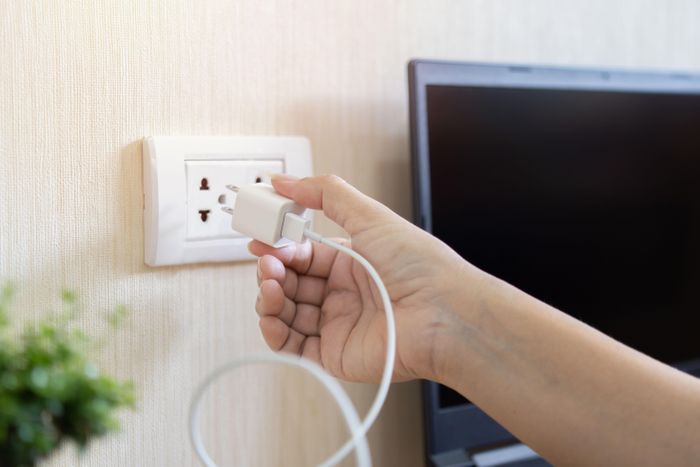 Người dùng nên rút sạc các thiết bị không cần thiết khi điều kiện an toàn cho phép, đặc biệt trong lúc có giông sét. Ảnh: Better Homes & Gardens.