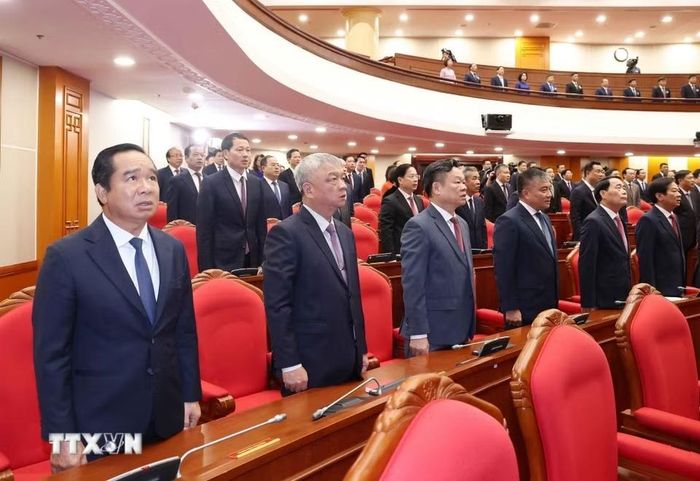  Các đại biểu thực hiện nghi lễ chào cờ. Ảnh: Thống Nhất/TTXVN. 