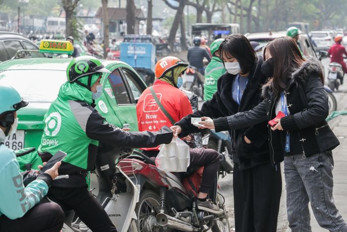  Không chỉ nhìn vào số sao, người đặt đồ ăn cần chú ý địa chỉ, bao bì, thời gian giao nhận và cách bảo quản để hạn chế rủi ro cho bữa ăn. Ảnh: Hà Nam. 