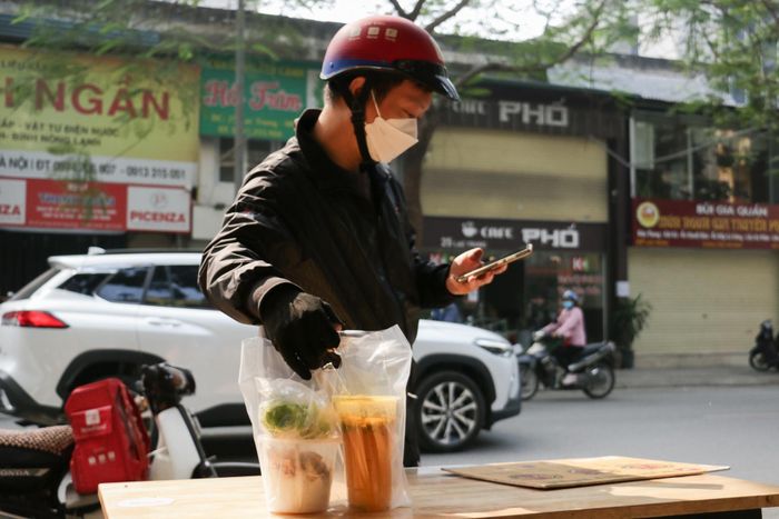  Khách hàng có thể nhìn thấy món ăn, giá bán và số sao trên ứng dụng, nhưng khó biết căn bếp phía sau được vận hành ra sao. Ảnh: Hà Nam. 