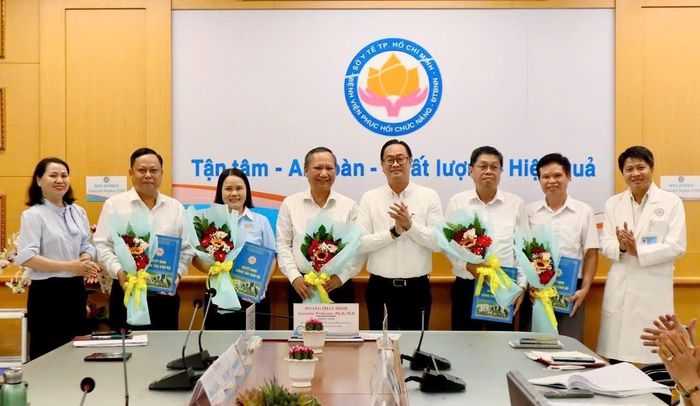  PGS.TS Phan Minh Hoàng trao quyết định bổ nhiệm nhân sự mới cho bệnh viện. Ảnh: BVCC. 