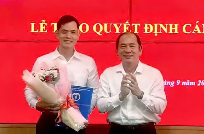  PGS.TS Tăng Chí Thượng trao quyết định cho bác sĩ Lương Chấn Lập. Ảnh: Medinet.