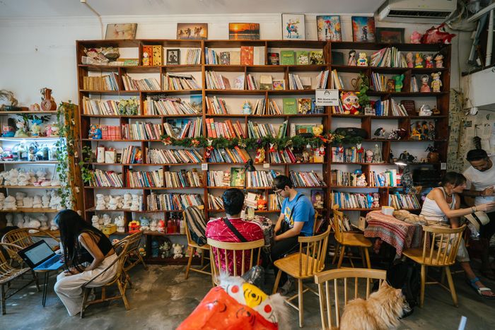 Ngay từ khi thiết kế, anh Huy đã chủ đích làm các kệ sách lớn chạm trần và lấp đầy bằng lượng sách phong phú. Sách ở quán một phần do anh mang từ nhà đến, một phần do khách quyên góp. Quán cũng thường tổ chức chương trình "Đổi sách lấy cây", giúp tiệm có thêm nguồn sách mới.