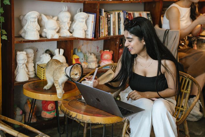  Ruchika là một khách hàng người Ấn Độ, đã tới Việt Nam nhiều lần, nhưng lần này, vừa đáp chuyến bay là Ruchika tới O'Leoleo ngay. Bản thân Ruchika cũng là người nuôi mèo, nên trong các chuyến công tác xa nhà, bạn thường tới các quán cafe mèo để nguôi ngoai nỗi nhớ. Ruchika cảm thấy thoải mái với không gian tại quán và dự định sẽ tiếp tục ghé lại quán trong thời gian ở Việt Nam. 