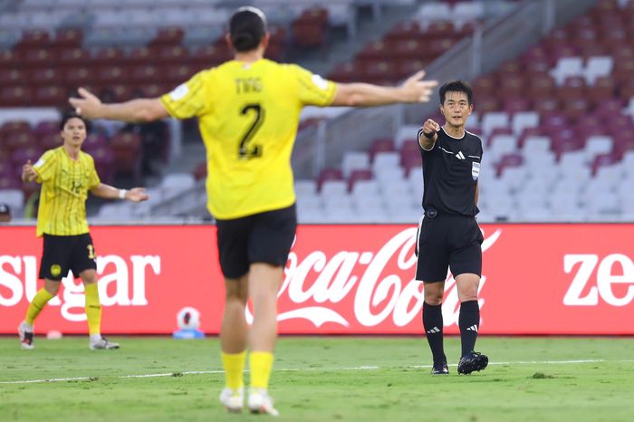 VAR giúp Malaysia thoát penalty. Ảnh: Minh Chiến.
