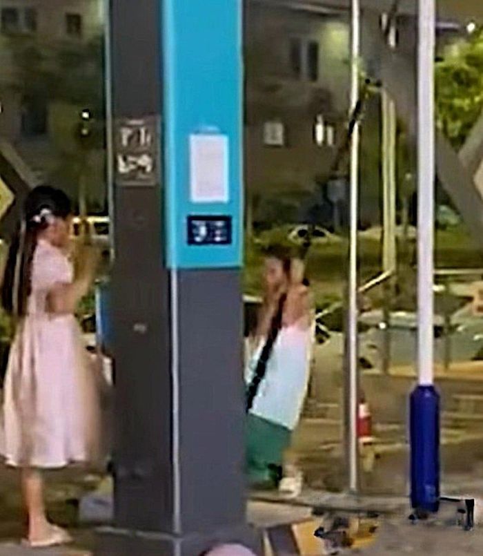  Hình ảnh trẻ đu dây trên trụ sạc gây lo ngại trên nền tảng video. Ảnh: Weibo. 