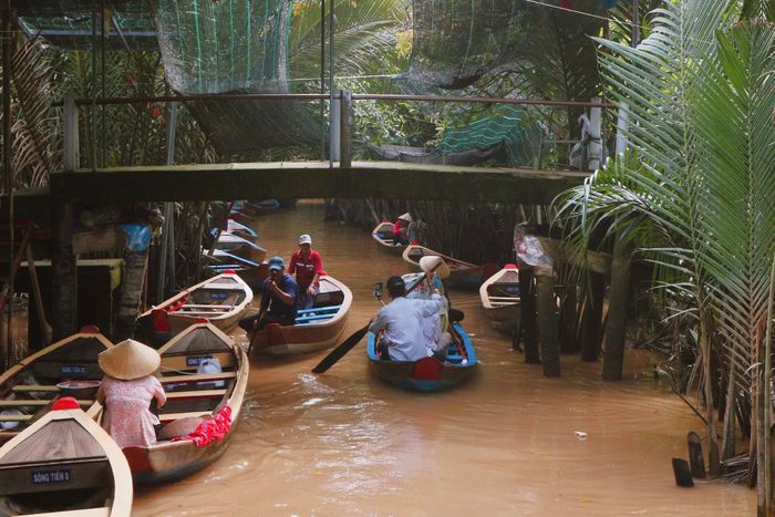 Cảnh rạch nước chính ở cồn Thới Sơn kẹt xuồng ngày 18/7 (ảnh trái) và khung cảnh ngày 4/10 (ảnh phải).