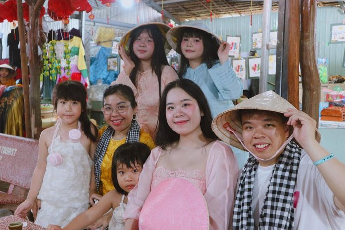  Ngọc Tuyền (nón lá hồng) cùng gia đình đưa người thân vừa trở về Việt Nam đến tham quan cồn Thới Sơn ngày 4/10. 