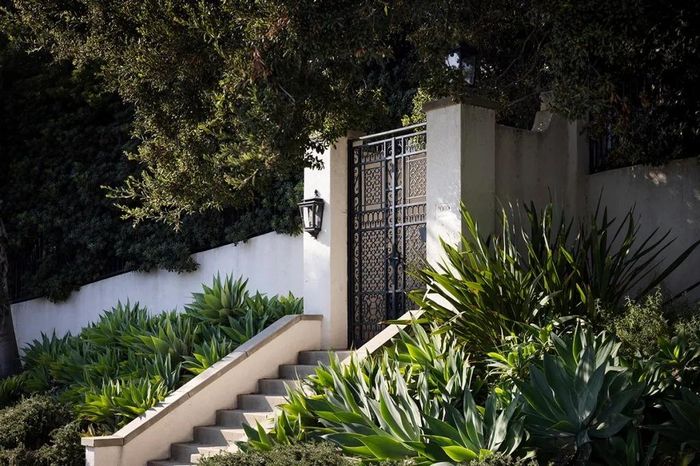 Bất động sản rộng hơn 8.500 m², có nhà chính gồm 6 phòng ngủ, 10 phòng tắm cùng nhiều không gian phụ như nhà khách, phòng gym và trà thất. Ảnh: Andrew Bramasco.